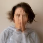 mujer con ansiedad borroso