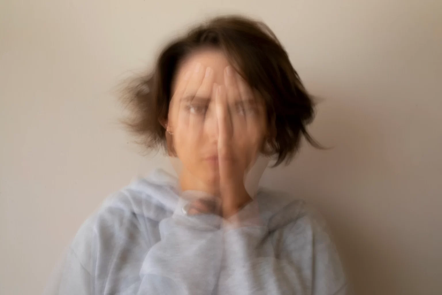 mujer con ansiedad borroso