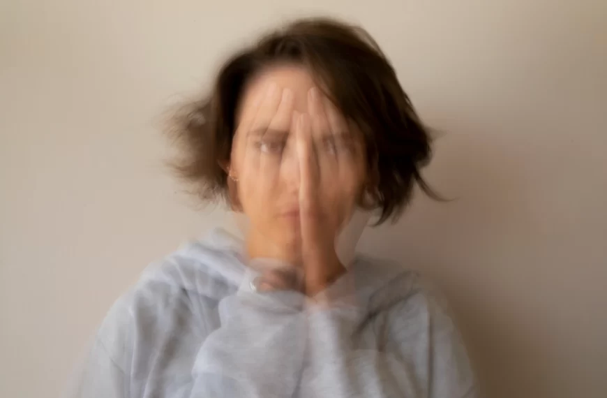 mujer con ansiedad borroso